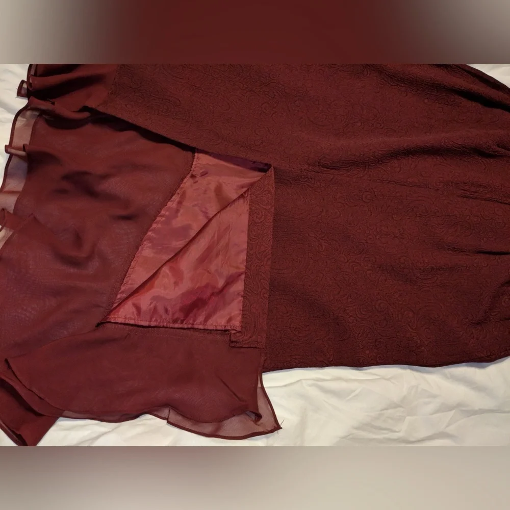 EUC Elegant burgundy woman's suit Women’s size 10